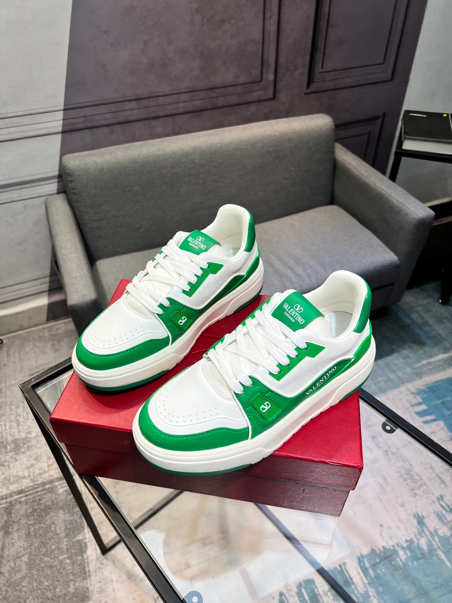 Men's men's shoes 💰660 𝑽𝒂𝒍𝒆𝒏𝒕𝒊𝒏𝒐 Valentino 𝑶𝒏𝒆𝑺𝒕𝒖𝒅 Couple's sneaker series Valentino 2025 latest couple's sneakers, celebrity style, hot sale. The original ZP was purchased and dismantled. Repeated pattern making and modification. I strive to restore the original version 1:1! Top luxury masterpiece, soft and comfortable, combining fashion and leisure, bringing excellent elegant texture and excellent on-foot comfort. Top purchase version upper: imported calfskin surface/original oil edge craftsmanship. Inner: water-dyed cowhide lining. Outsole: original development 𝐓𝐏𝐔 two-color combination outsole. Packaging: original configuration complete package. Code number: 35-44 yards. 34.45 can be customized. Can be customized (self-labeled-no label) order.